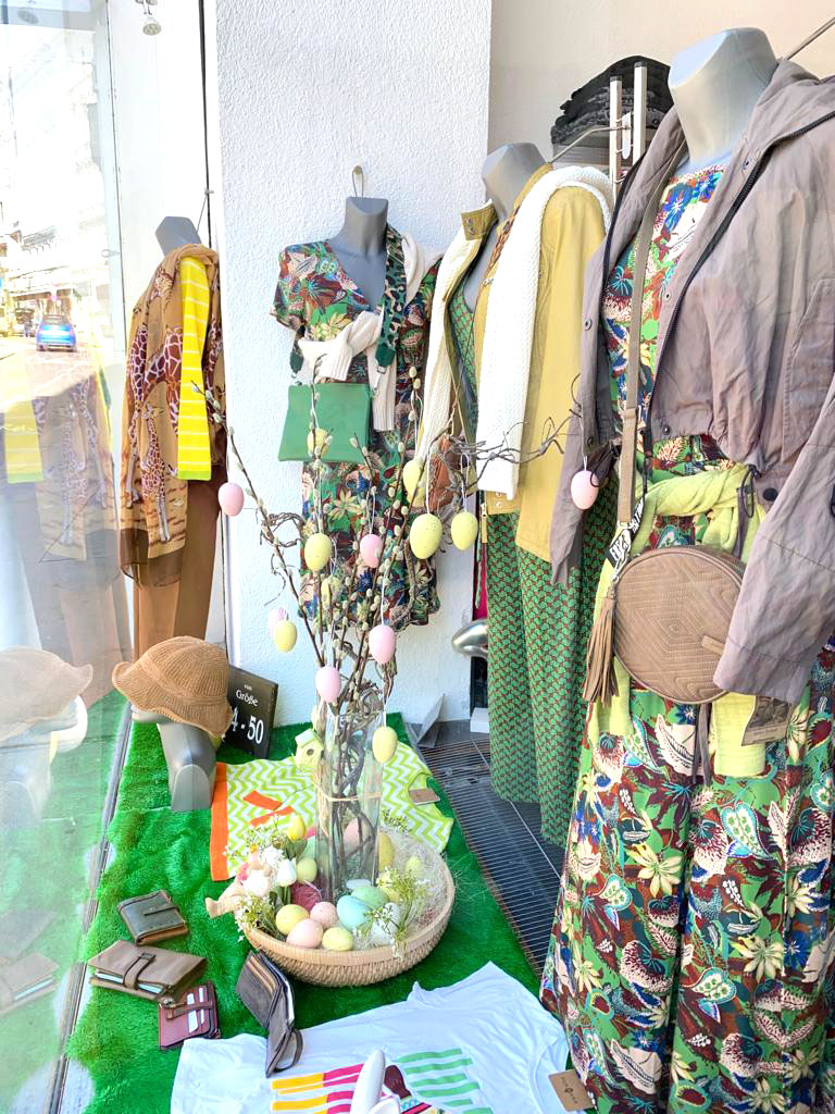 Frühlingsmode im Schaufenster der Boutique Relax