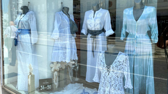 Schaufenster Boutique Relax Sommermode in weiß für die Fete Blanche