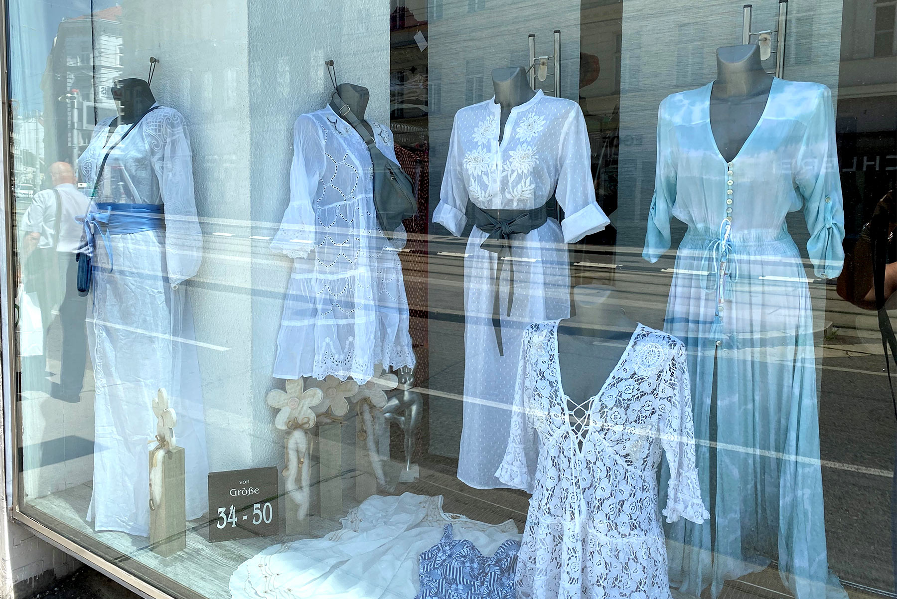 Schaufenster Boutique Relax Sommermode in weiß für die Fete Blanche