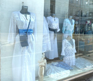 Schaufenster Boutique Relax Sommermode in weiß für die Fete Blanche