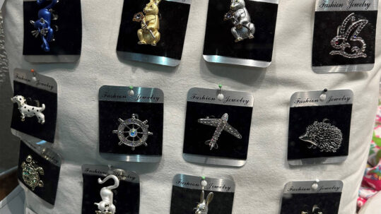 Broschen und Anstecker als Ostergeschenk